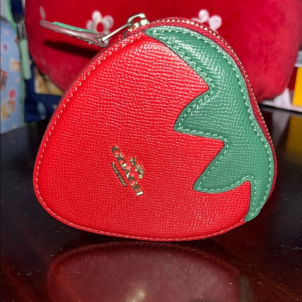🍓 Coach Strawberry Red & Green Leather Coin case NWT Sold out in Store/Online - Picture 3 of 6